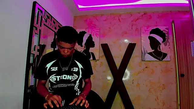 PRETTY FEM online show from February 4, 2026, 1:22 am