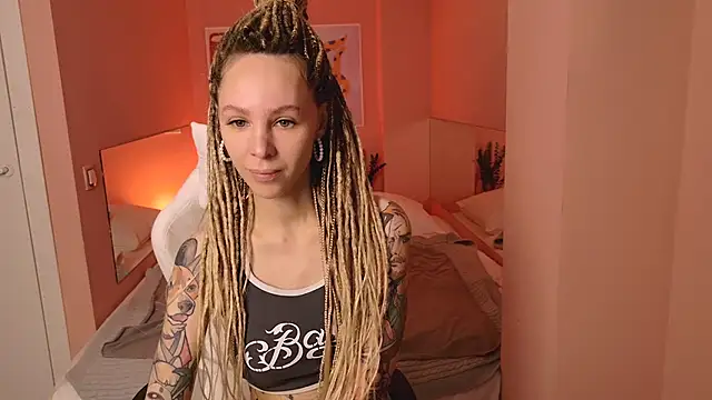 MiaGraham1 online show from November 8, 2025, 5:49 pm