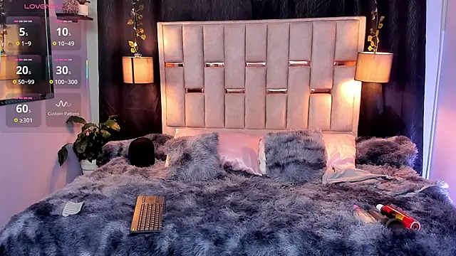 melody-rouss online show from September 30, 2025, 7:14 am