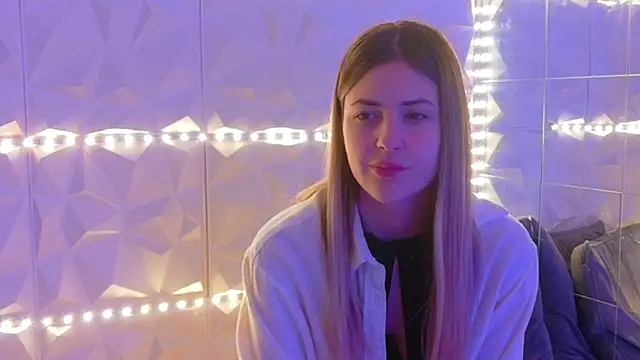 Aishha  online show from December 17, 2025, 5:34 am