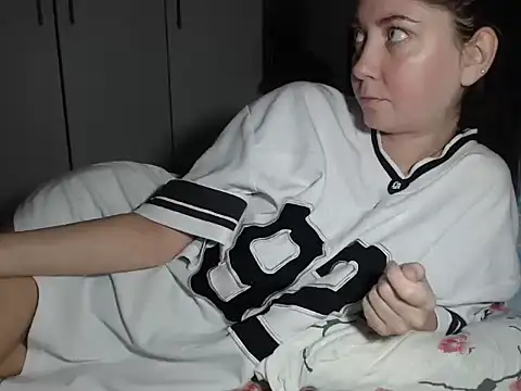 Snapshot of petite_danielle chatting on December 2, 2025, 12:22 am petite danielle online show from December 2, 2025, 12:22 am