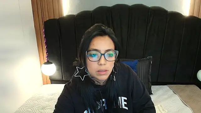 Snapshot of LiaMonroee_ chatting on May 21, 2026, 12:02 pm LiaMonroee online show from May 21, 2026, 12:02 pm