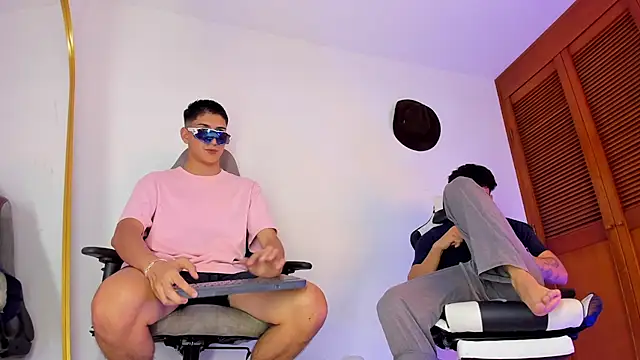 sotooliver3 online show from October 18, 2025, 8:33 pm