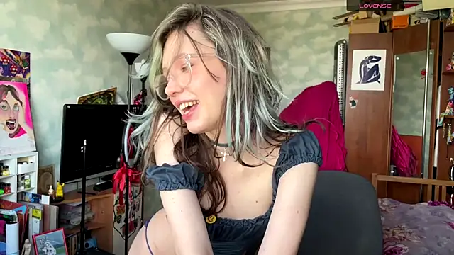 Snapshot of darling_darinka chatting on June 6, 2026, 7:57 am darling darinka online show from June 6, 2026, 7:57 am
