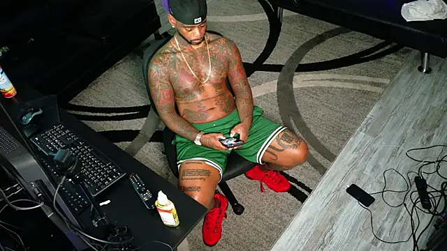 SLANGONDEMHOES online show from October 15, 2025, 9:12 pm