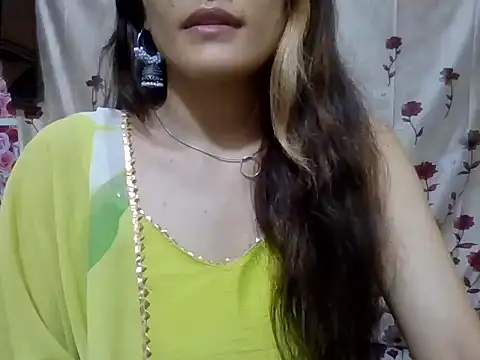 Snapshot of Amira90 chatting on October 15, 2025, 5:32 pm Amira90 online show from October 15, 2025, 5:32 pm