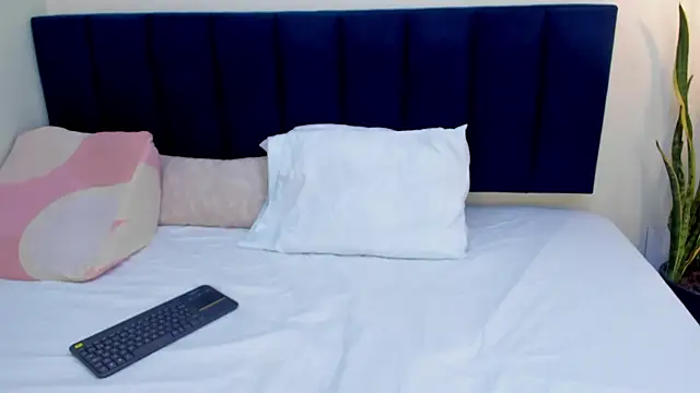 sophieturner mg online show from April 13, 2026, 7:07 pm