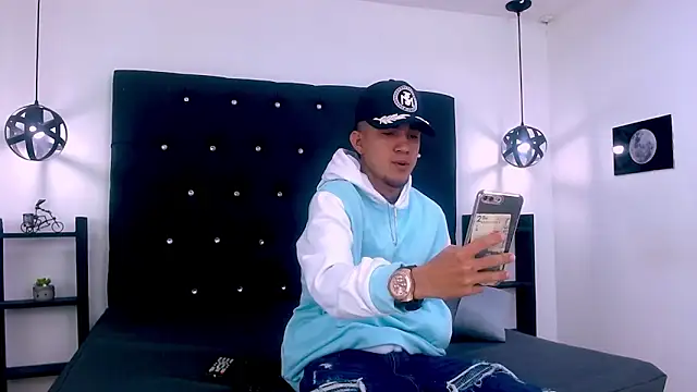 Snapshot of tattoos22 chatting on November 17, 2025, 12:20 pm tattoos22 online show from November 17, 2025, 12:20 pm