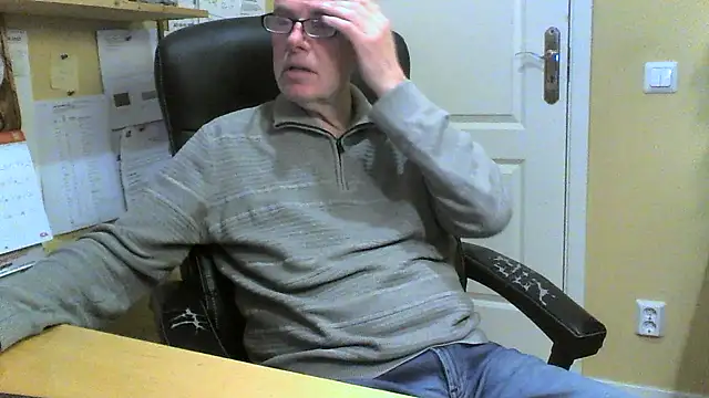 Snapshot of Klipparn chatting on February 15, 2026, 3:55 pm Klipparn online show from February 15, 2026, 3:55 pm
