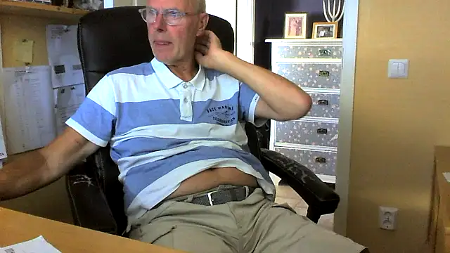 Snapshot of Klipparn chatting on August 3, 2026, 2:12 pm Klipparn online show from August 3, 2026, 2:12 pm