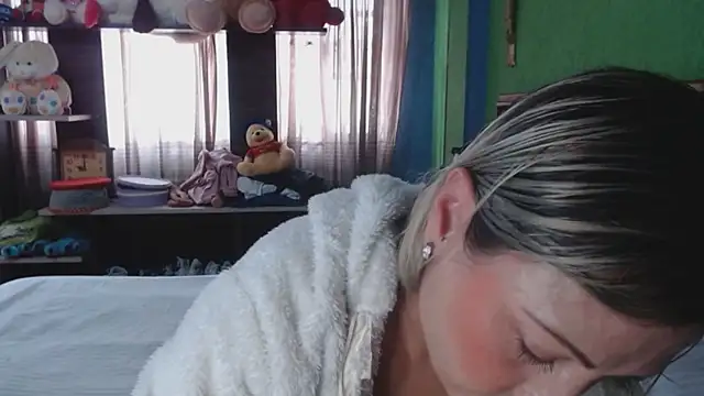  Charlize theron  online show from December 1, 2025, 7:04 pm