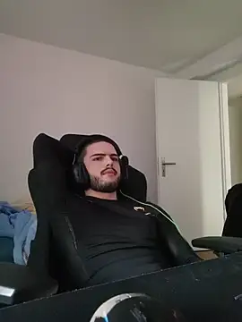 Snapshot of EyesNeverLies chatting on October 31, 2025, 7:38 am EyesNeverLies online show from October 31, 2025, 7:38 am