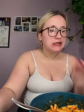 Snapshot of imawhorenslut19 chatting on May 21, 2026, 5:43 pm imawhorenslut19 online show from May 21, 2026, 5:43 pm