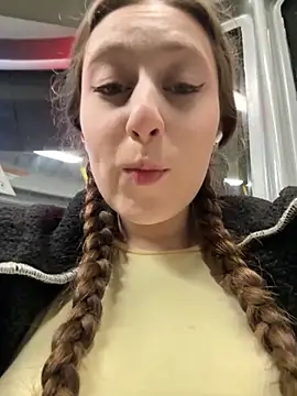 FroggyAnna online show from December 4, 2025, 3:33 pm