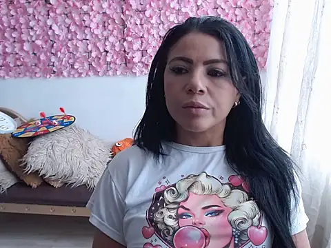 estrellahot01 online show from September 14, 2025, 3:01 pm