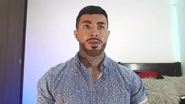 andrea de lucaa online show from April 17, 2026, 4:04 am