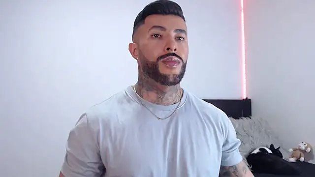 andrea de lucaa online show from October 1, 2025, 3:11 am