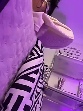 Snapshot of AriaBlush_18 chatting on September 29, 2025, 11:32 pm AriaBlush 18 online show from September 29, 2025, 11:32 pm