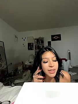 petitelatinateen online show from January 9, 2026, 4:41 am