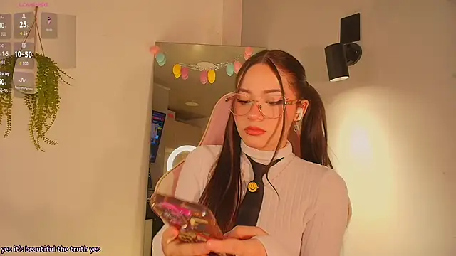 Melifluaa online show from April 10, 2026, 6:59 pm