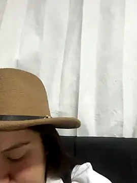 Snapshot of Leonis_0 chatting on October 18, 2025, 2:46 am Leonis 0 online show from October 18, 2025, 2:46 am