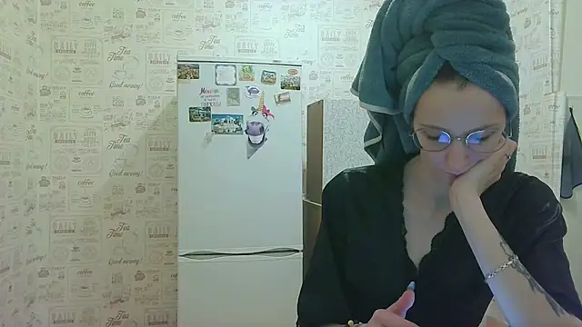 Lucy Divine online show from December 3, 2025, 2:27 pm