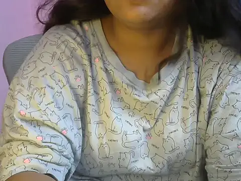 Queenxxx98 online show from April 24, 2026, 7:05 pm