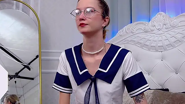 MaeLili online show from December 14, 2025, 12:33 pm