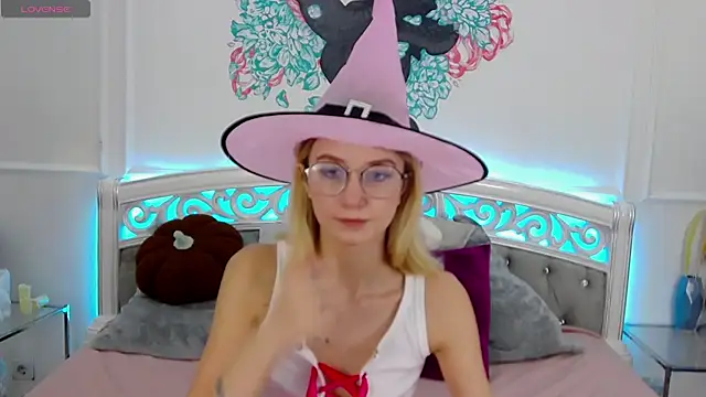 MaeLili online show from October 15, 2025, 6:00 am