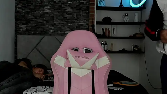 Sexxyy Couple  online show from March 1, 2026, 5:07 am