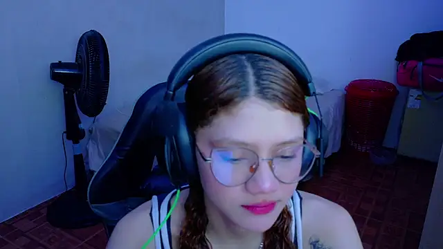 Snapshot of Birdie_0 chatting on September 20, 2025, 3:22 am Birdie 0 online show from September 20, 2025, 3:22 am