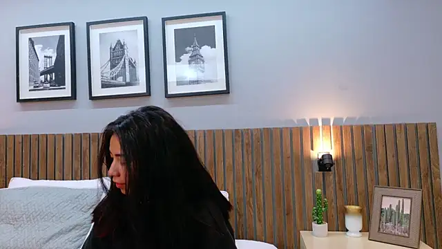 luna roja25 online show from February 3, 2026, 1:27 pm