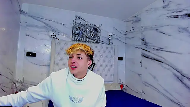 Ari and Storm online show from November 5, 2025, 11:19 pm