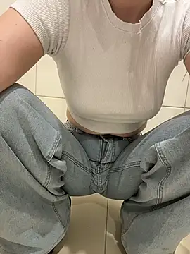 Cumonmme online show from November 14, 2025, 8:23 pm