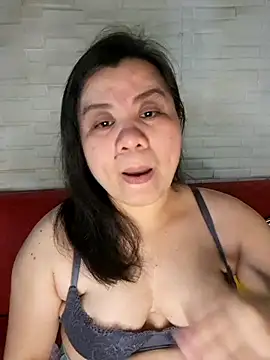 hotlyn45 online show from April 17, 2026, 11:35 am