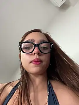 hottiee melannie online show from April 15, 2026, 3:34 am