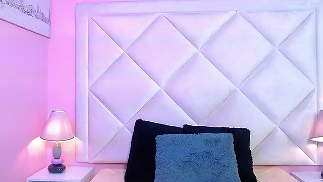 Miaa Smithh   online show from November 7, 2025, 1:37 pm