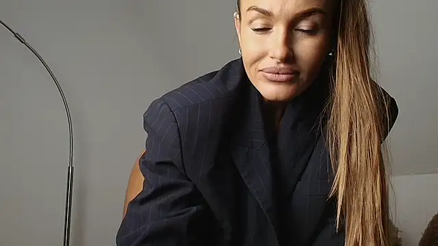 SashaSilk online show from September 21, 2025, 10:15 pm