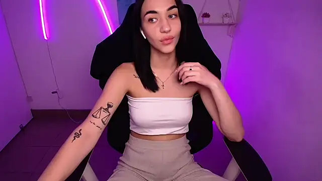 Snapshot of Bella_Night4 chatting on November 1, 2025, 12:10 pm Bella Night4 online show from November 1, 2025, 12:10 pm