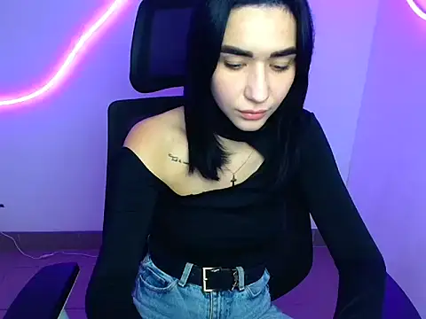 Snapshot of Bella_Night4 chatting on October 3, 2025, 6:20 pm Bella Night4 online show from October 3, 2025, 6:20 pm