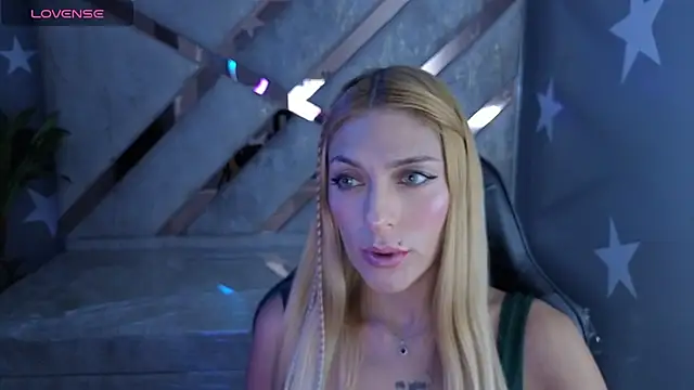 Snapshot of Candy_kush_t chatting on February 6, 2026, 8:49 pm Candy kush t online show from February 6, 2026, 8:49 pm