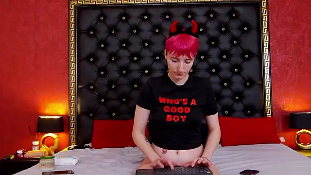 Luna Devil  online show from February 12, 2026, 8:30 pm