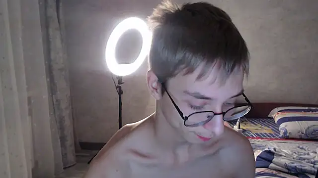 glasses cat online show from November 11, 2025, 9:53 pm