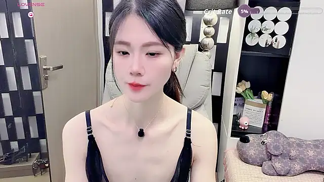 Yueyue-MM online show from June 3, 2026, 12:33 am
