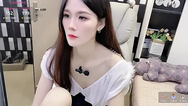 Yueyue-MM online show from November 25, 2025, 1:33 pm