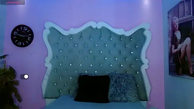 Honey Moontsts online show from March 7, 2026, 12:32 pm