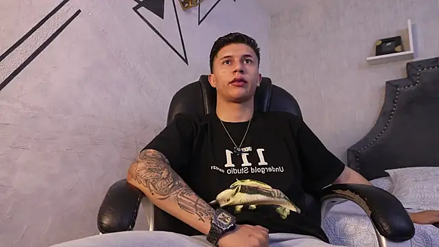 liaamsmiith  online show from November 24, 2025, 12:49 pm