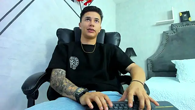 liaamsmiith  online show from November 20, 2025, 12:28 pm