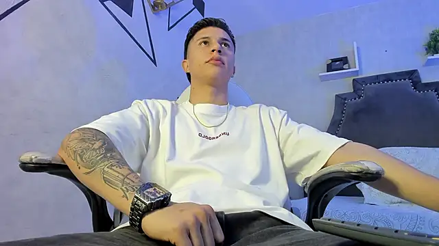 liaamsmiith  online show from November 23, 2025, 12:48 pm