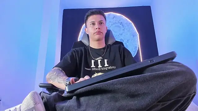 liaamsmiith  online show from November 4, 2025, 12:20 pm